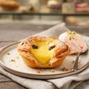 Pasticciotto leccese appena sfornato con crema dorata e zucchero a velo