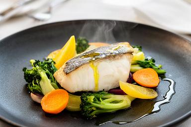 Secondo piatto di pesce dell Adriatico con verdure e olio pugliese in sala